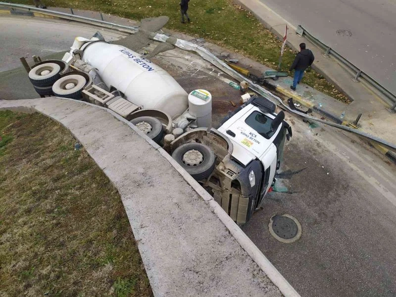 Virajı alamayan beton mikseri devrildi, içerisindeki sıvı beton yola döküldü
