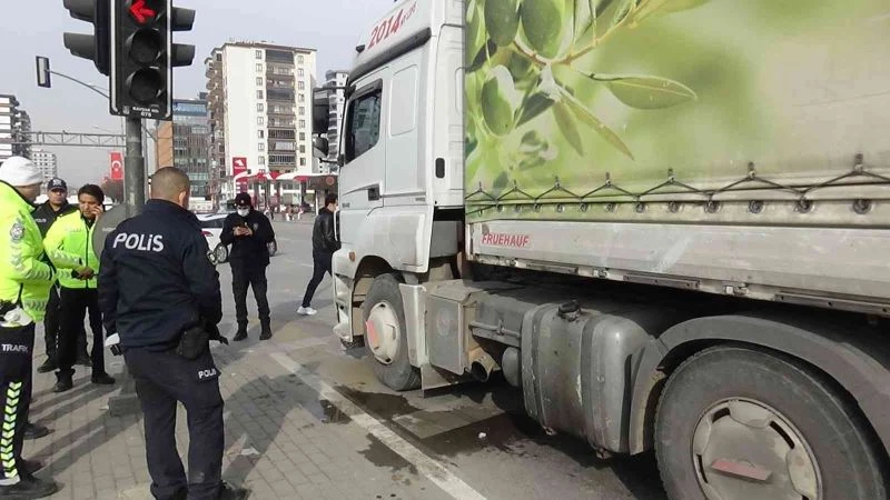 Dilenirken tırın altında kalan yaşlı kadın öldü
