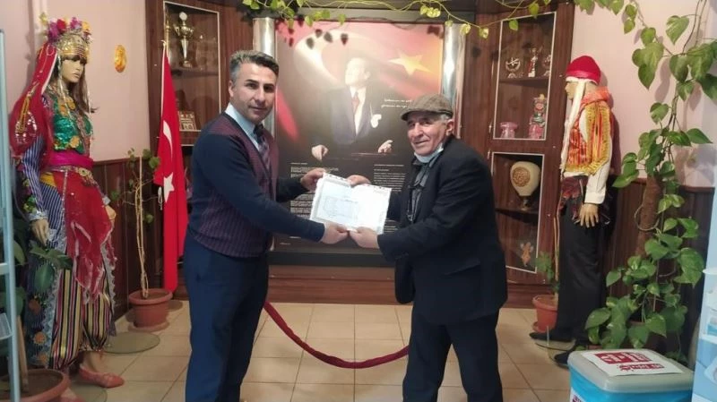 70 yaşında lise diplomasını aldı
