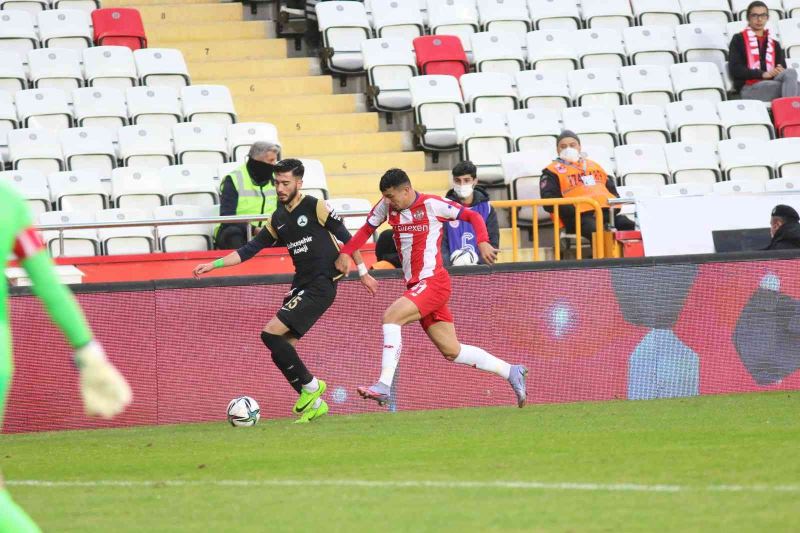 Ziraat Türkiye Kupası: FT Antalyaspor: 1- GZT Giresunspor: 0 (İlk yarı)
