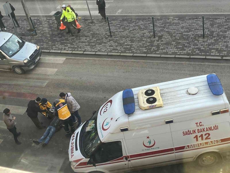 Yaya geçidinden geçen vatandaşa böyle çarptı
