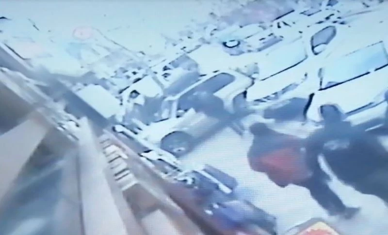 Fren yerine gaza basınca iki dükkana girdi
