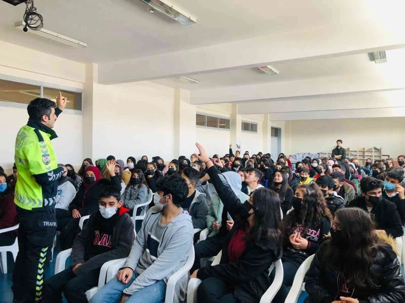 Van polisinden 215 öğrenciye trafik eğitimi verildi
