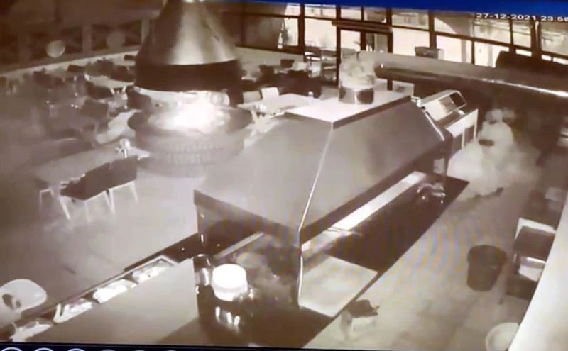 Pencereden giren hırsızlar kebap dükkanını soyup soğana çevirdi
