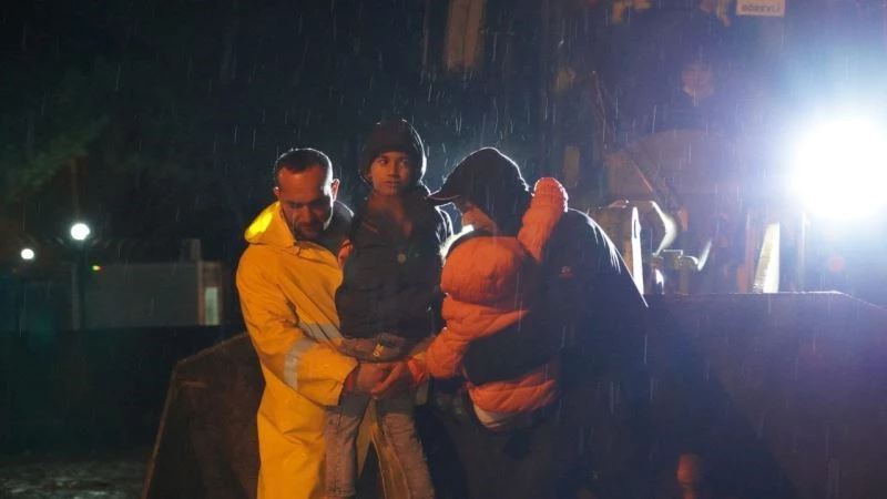 Dere taştı, mahsur kalan vatandaşlar askeri araçlarla kurtarıldı
