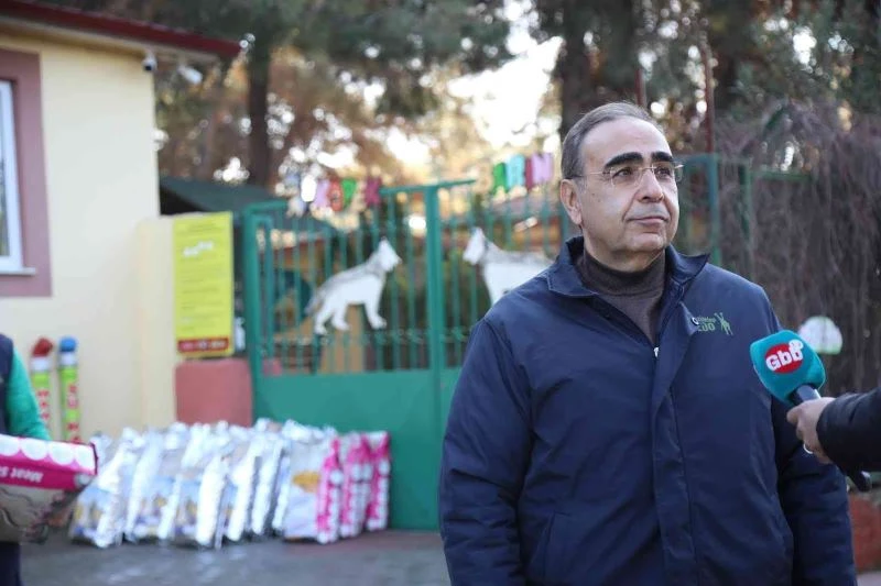 Gönüllü hayvanseverlere ayda yaklaşık 4,5 ton mama dağıtılıyor
