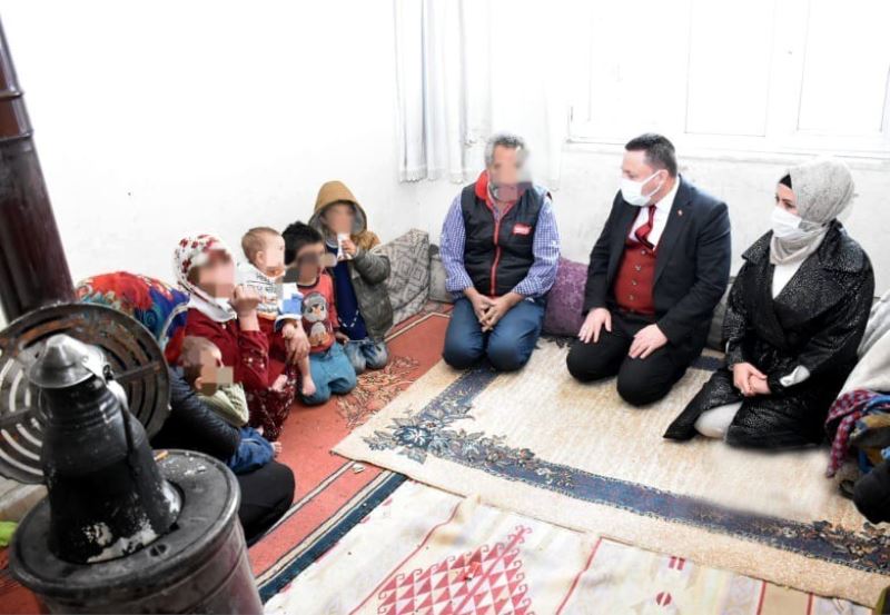 Bağlar Belediye Başkanı Beyoğlu’ndan tek gözlü evde yaşayan aileye destek
