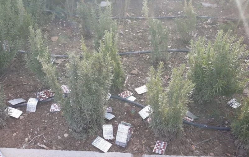 Binlerce uyuşturucu hapı yol kenarına atıp 10 km kaçtılar
