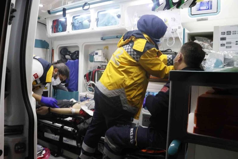 Kaldırımda beklediği sırada silahlı saldırıya uğrayan genç ağır yaralandı
