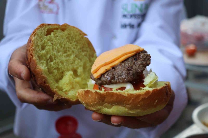 Lösemi tedavisi gören çocuklara hamburger ve hijyen kiti dağıtıldı
