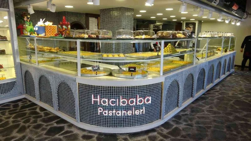 Çok dilli çalışanlarla tarihe açılan şube turistlerin ağzını tatlandırıyor
