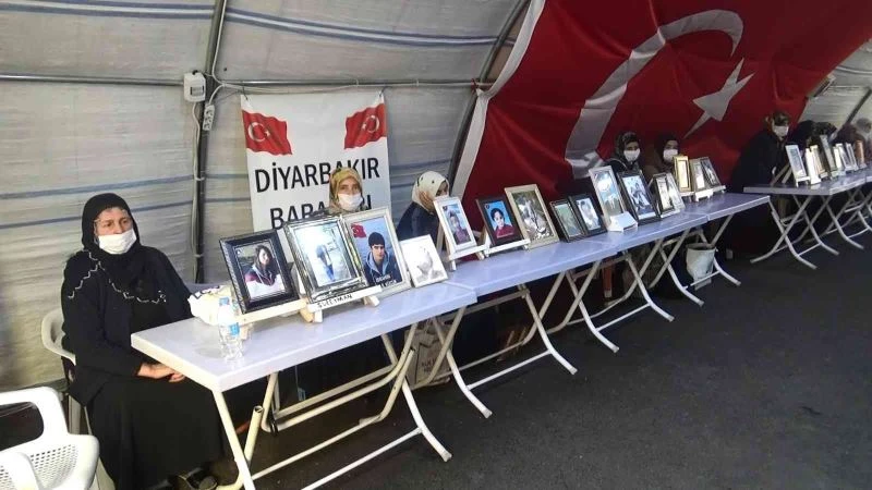 Evlat nöbetindeki aileler PKK ve HDP’nin yakasını bırakmayarak evlatlarını istiyor
