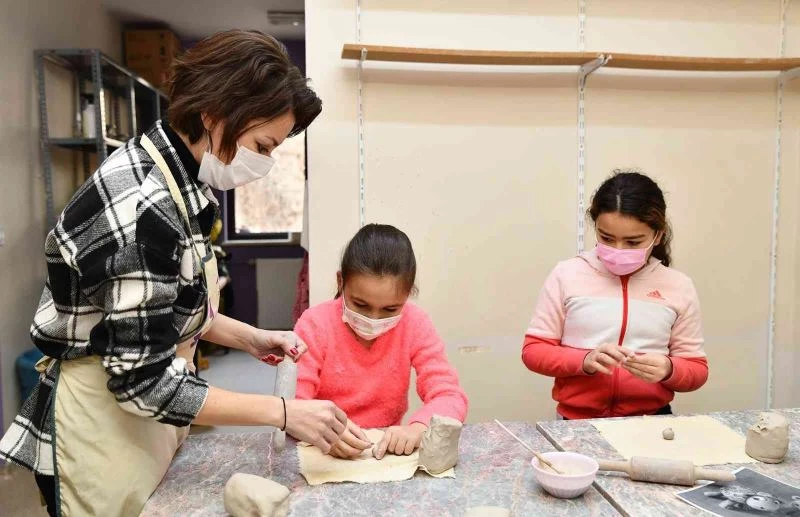 Çamur minik ellerde şekilleniyor
