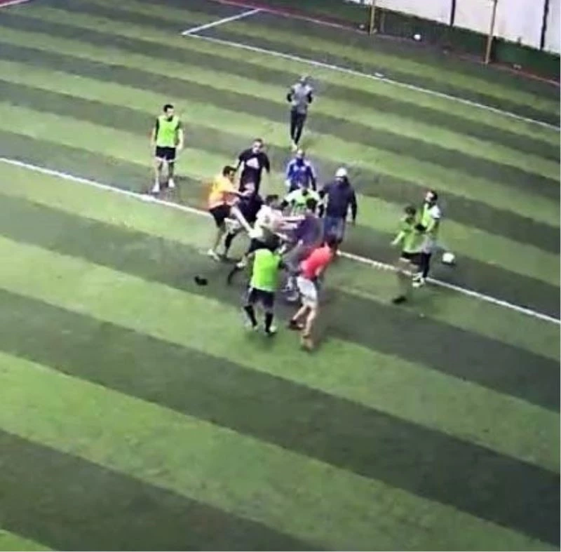 Faul sonrasında halı saha boks ringine döndü
