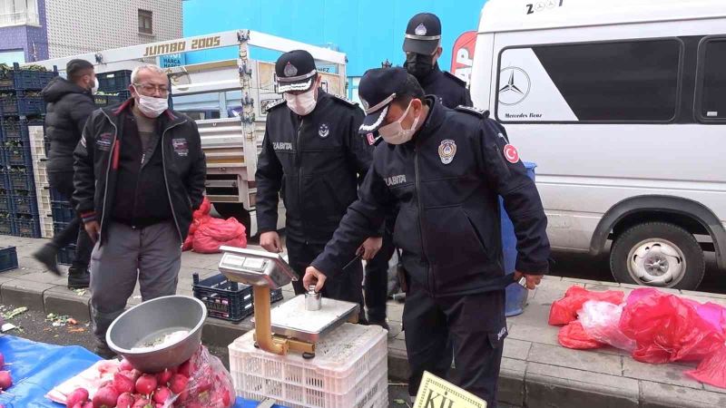 Zabıta kendi ağırlığını koydu: Semt pazarlarında etiket ve terazi denetimi
