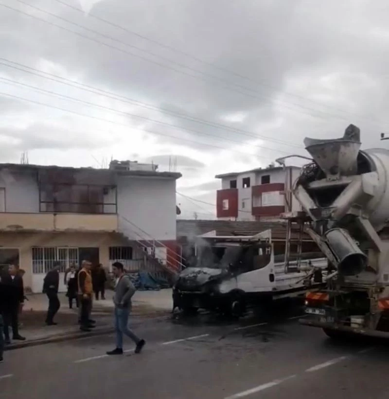 Kamyonette çıkan yangını beton mikseri söndürdü
