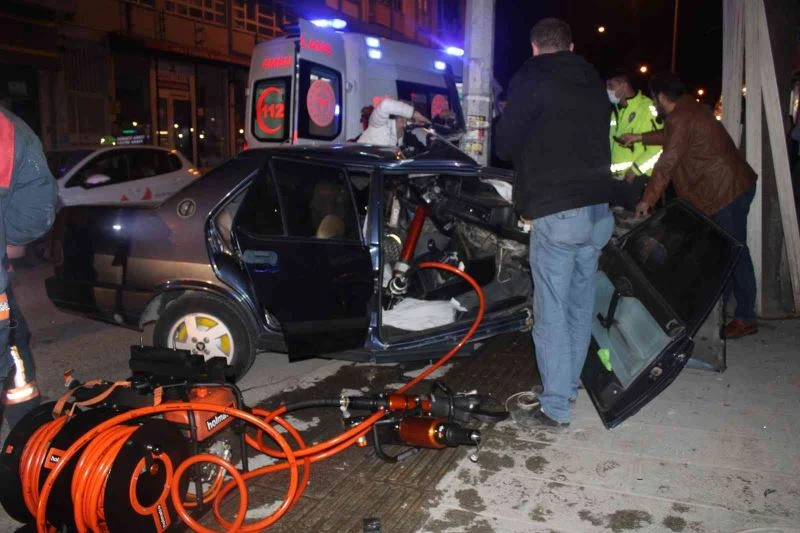 İkiye bölünmüş otomobilden sağ çıktı: Kaza anı kamerada

