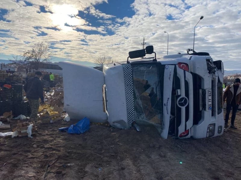 Devrilen tırdaki limon kasaları yolu kapattı. 
