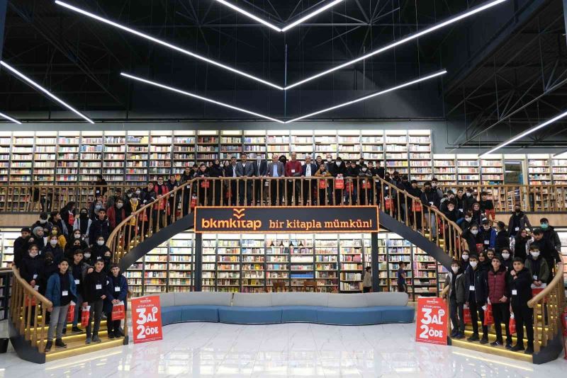 Bin 400 kilometreden Avrupa’nın en büyük kitabevine geldiler

