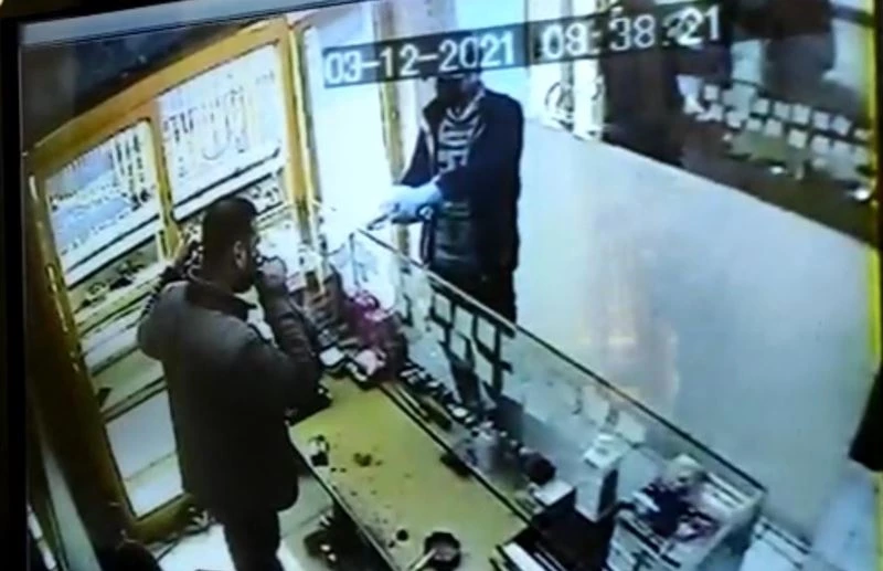 Kuyumcu soygun anında çay içmeye devam etti
