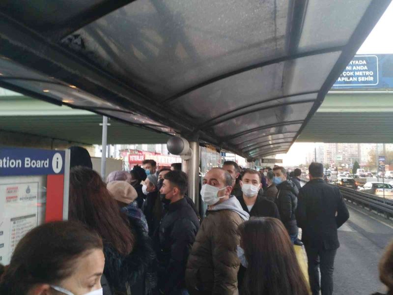 Metrobüs arazı yaptı, duraklarda yoğunluk oluştu
