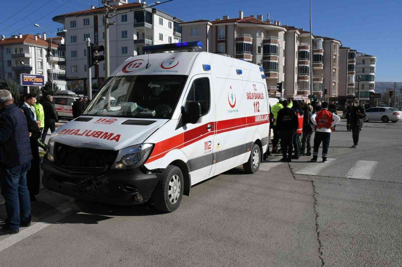 Hasta taşıyan ambulans otomobille çarpıştı: 1 yaralı
