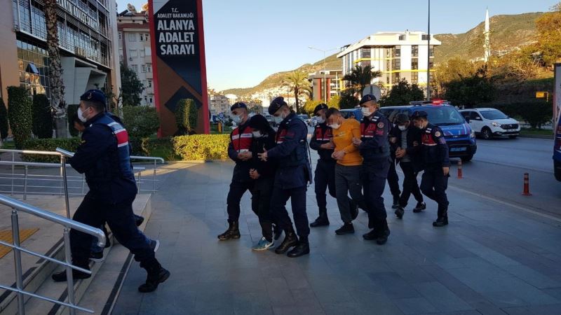 Antalya’nın turizm merkezleri torbacılardan arındırıldı: 27 tutuklama
