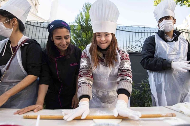 Özel gereksinimli bireyler ilk kez pizza yaptı
