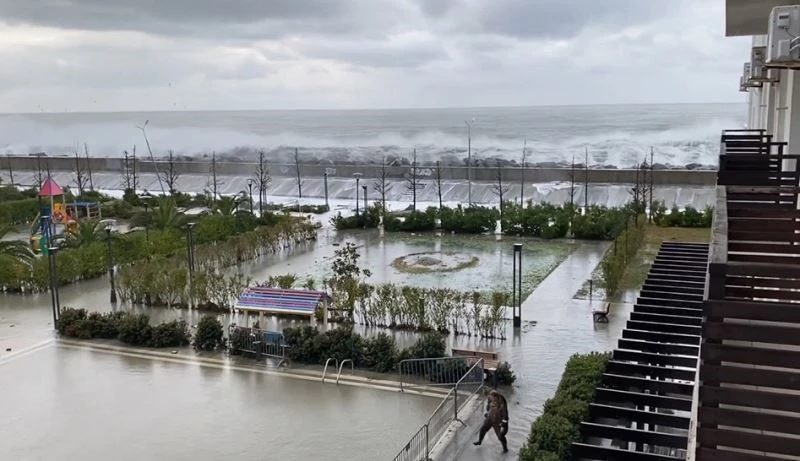 Soçi sahilleri dev dalgalara teslim
