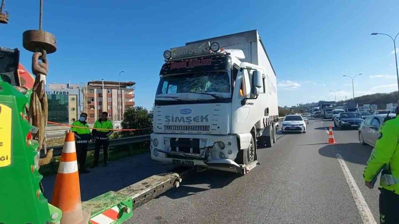 Kartal’da kamyon, yolcu dolu İETT otobüsüne çarptı: 6 yaralı
