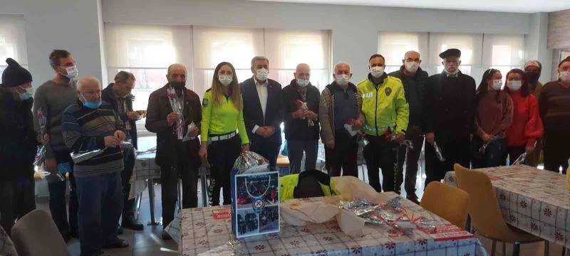 Polis ekipleri huzurevinde yaşayanlara eğitim verdi
