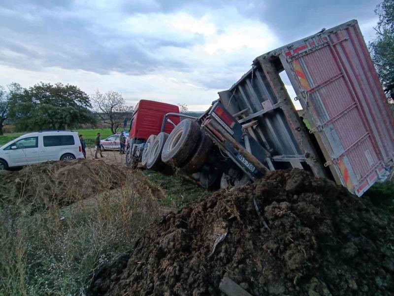 Araziye gübre döken kamyon devrildi, sürücüsü yaralandı
