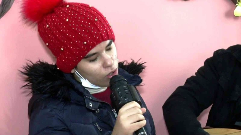 Konuşmuyor ama türkü söylüyor
