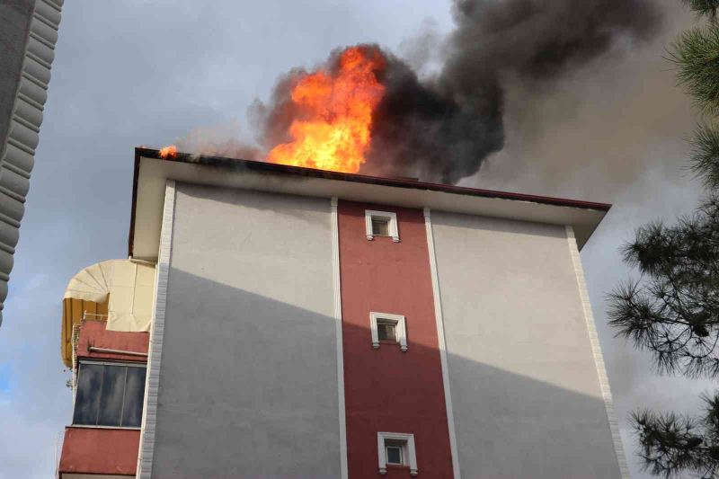 Binanın çatısında çıkan yangın mahalle sakinlerini korkuttu
