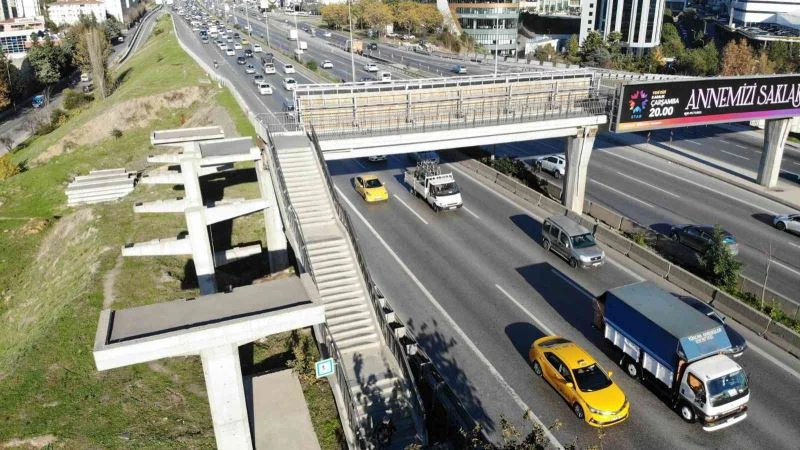 Maltepe’de filmlere konu olacak üst geçit: çıkışı var inişi yok, 3 yıldır yapılmıyor
