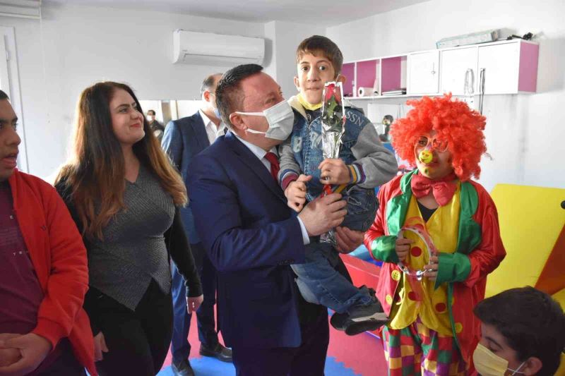 Başkan Beyoğlu engelli çocuklarla bir araya geldi
