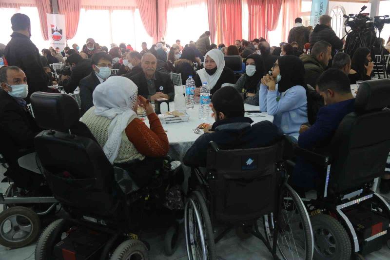 Vali Karaloğlu, engelli vatandaşlar ve aileleriyle bir araya geldi
