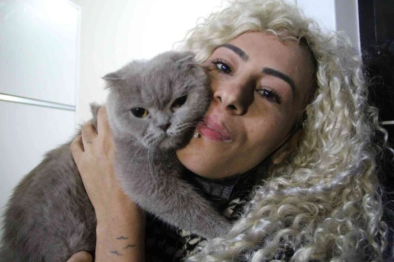 Dekolteli hırsızlar, kilitli kapıyı çilingire ‘dışarıda kaldık’ diyerek açtırmışlar
