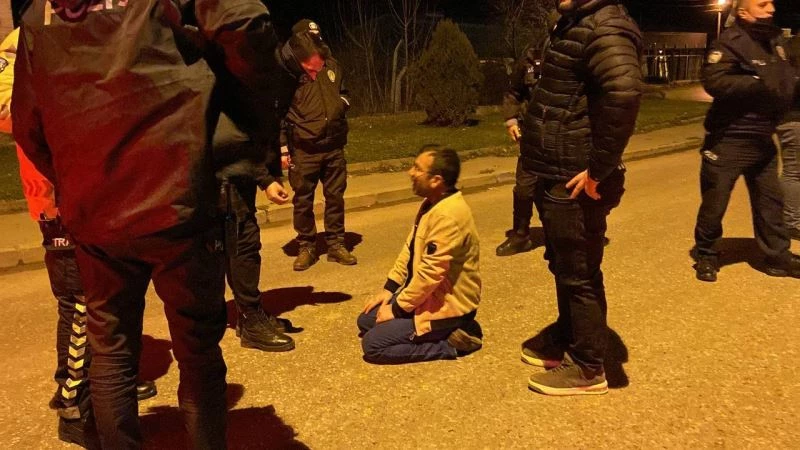 Alkollü sürücü polise önce zorluk çıkardı, ardından diz çöküp yalvardı
