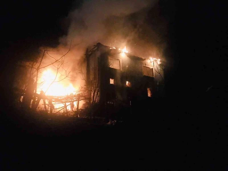  Eşini alevlerden kurtardı kendi yanarak can verdi
