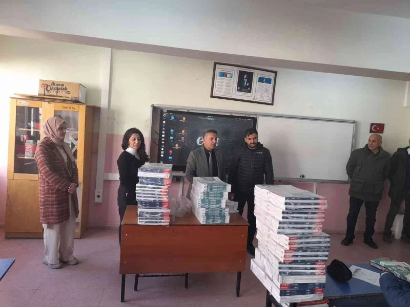 Belde belediyesi, bölgedeki öğrencilerin kitap ihtiyacını karşılamaya devam ediyor
