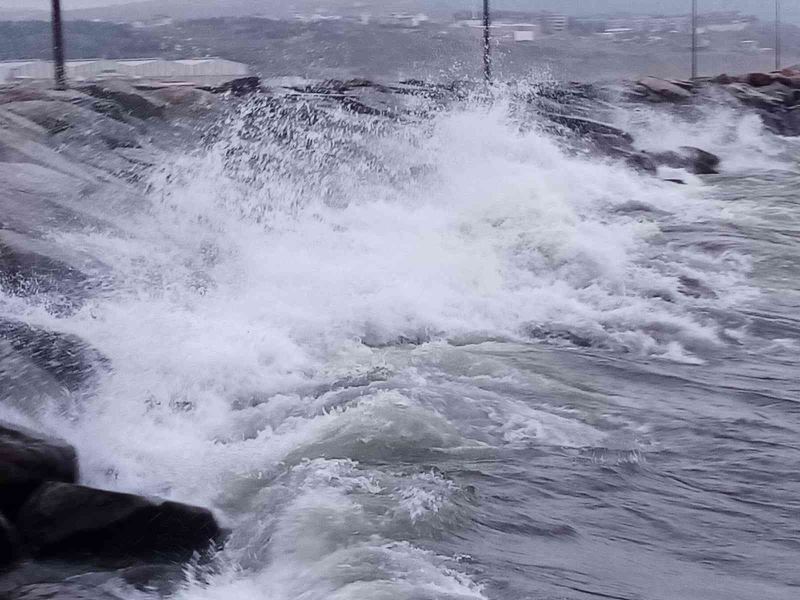 Bandırma’da fırtına deniz ve hava ulaşımını olumsuz etkiledi
