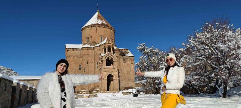 Beyaza bürünen Akdamar Adası’na İranlı turistlerden yoğun ilgi
