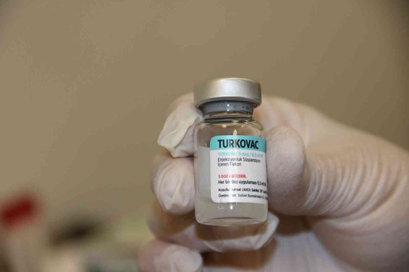Manisalılar TURCOVAC aşısı olabilmek için Şehir Hastanesine akın etti
