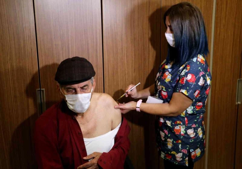 Yerli aşıyı yaptırdı, aşısızlara sitem etti
