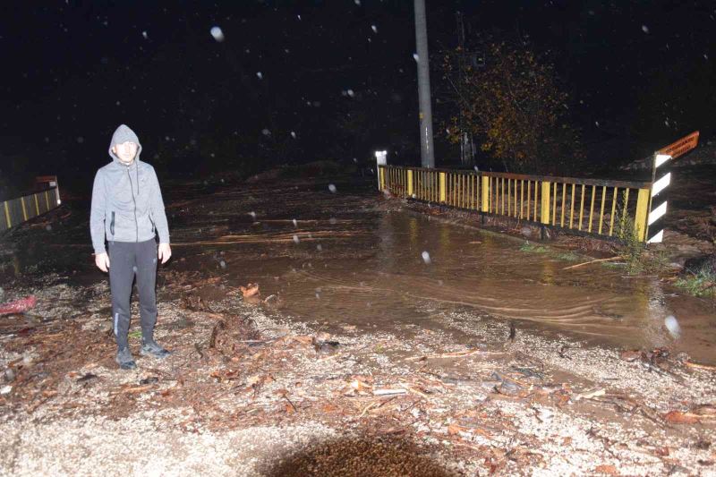 Antalya’da sel suları köprüleri aştı, iki mahalleye ulaşım kapatıldı
