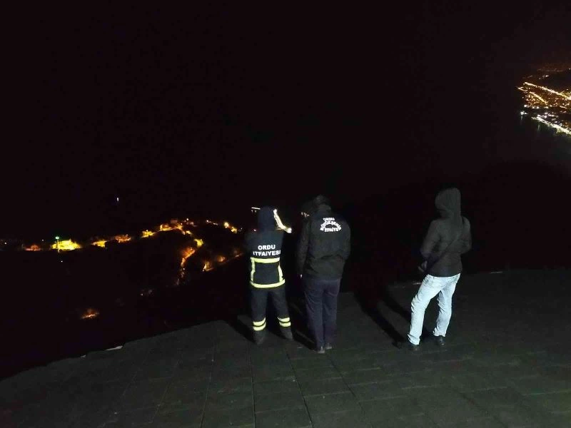 Ordu’da rüzgara kapılan paraşütçü ağaca takıldı, kurtarma operasyonu sürüyor
