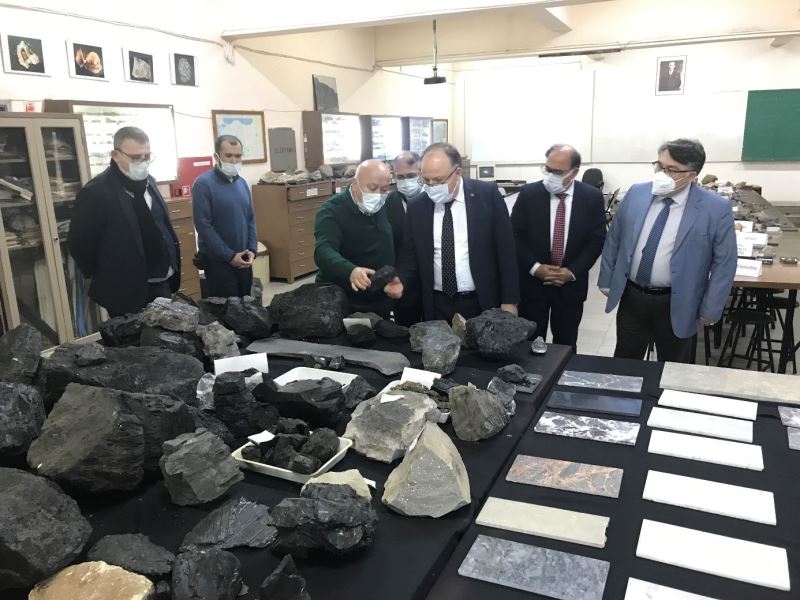 Vali Mustafa Tutulmaz Jeoloji Mühendisliği Bölüm Laboratuvarlarına ziyaret etti
