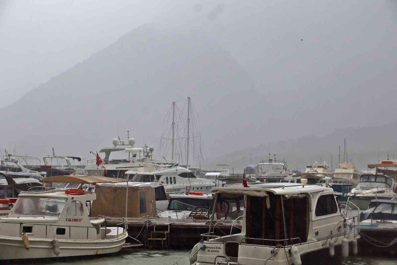 Antalya’da yağıştan dolayı iki tekne battı, balıkçılar ekmek teknelerinde nöbet tutmaya başladı
