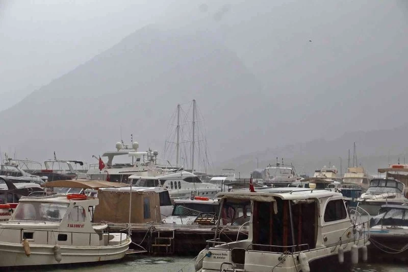 Antalya’da yağıştan dolayı iki tekne battı, balıkçılar ekmek teknelerinde nöbet tutmaya başladı
